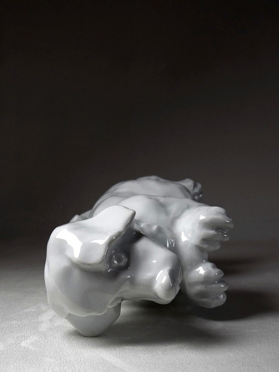 Image 1 of Sujet En Porcelaine Blanche Fine, Chien Fou Faisant Le Beau