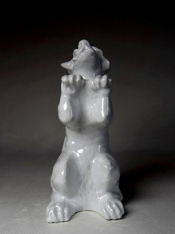 Image 1 of Sujet En Porcelaine Blanche Fine, Chien Fou Faisant Le Beau