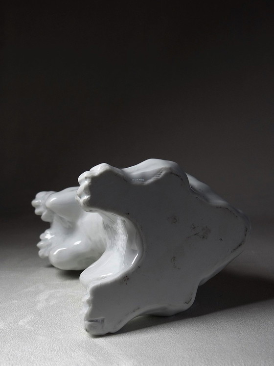 Image 1 of Sujet En Porcelaine Blanche Fine, Chien Fou Faisant Le Beau