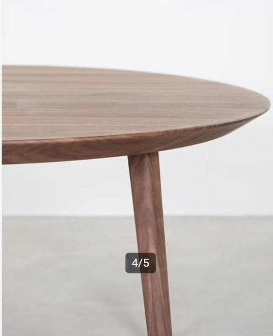 Image 1 of Table basse Tomler, par Sav et Okse ronde en noyer