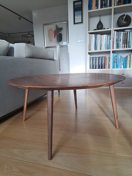 Table basse Tomler, par Sav et Okse ronde en noyer