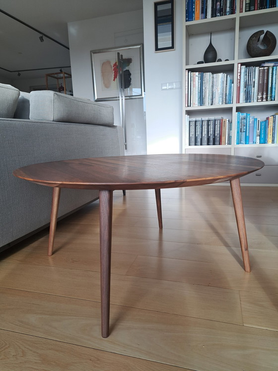 Image 1 of Table basse Tomler, par Sav et Okse ronde en noyer