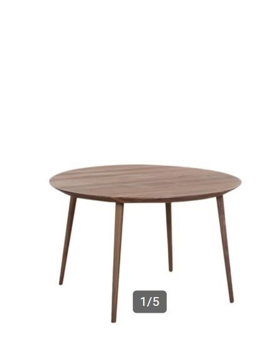 Image 1 of Table basse Tomler, par Sav et Okse ronde en noyer