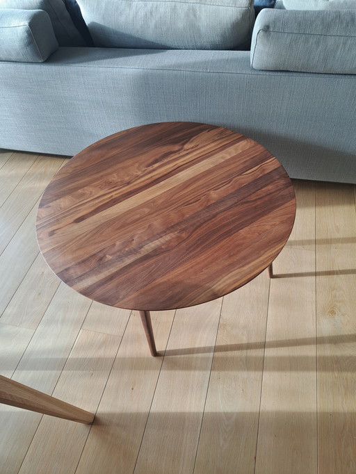 Table basse Tomler, par Sav et Okse ronde en noyer