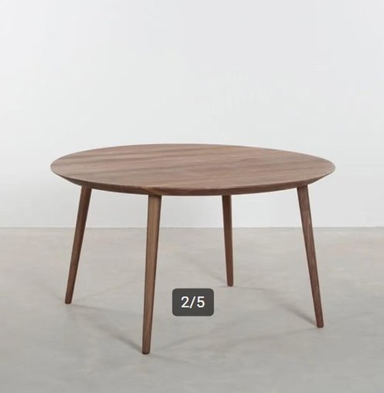 Image 1 of Table basse Tomler, par Sav et Okse ronde en noyer