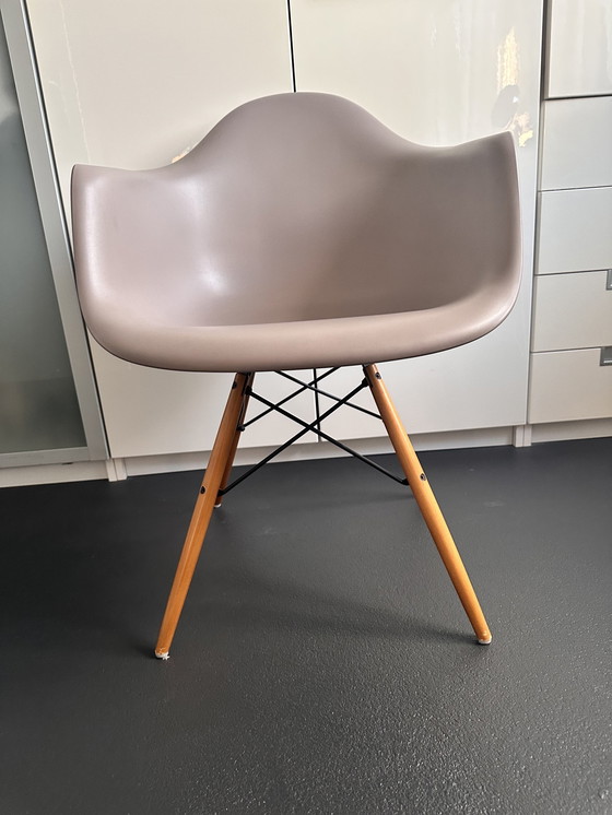 Image 1 of Vitra Daw