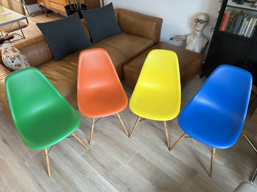 4x Chaises Eames en plastique Vitra