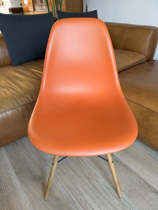 4x Chaises Eames en plastique Vitra