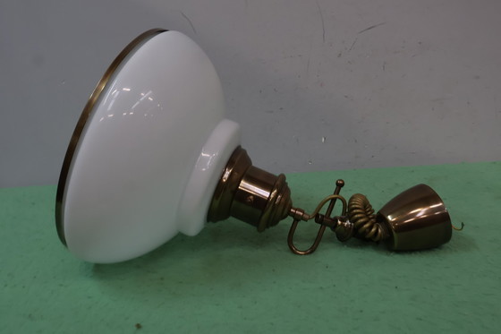 Image 1 of Lampe suspendue à tirette avec abat-jour en verre au lait