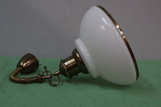 Image 1 of Lampe suspendue à tirette avec abat-jour en verre au lait