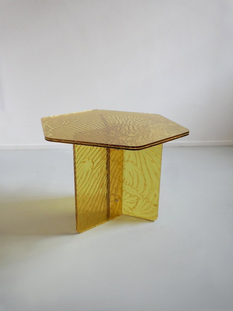 Roberto Giacomucci Table d'appoint en acrylique jaune hexagonale