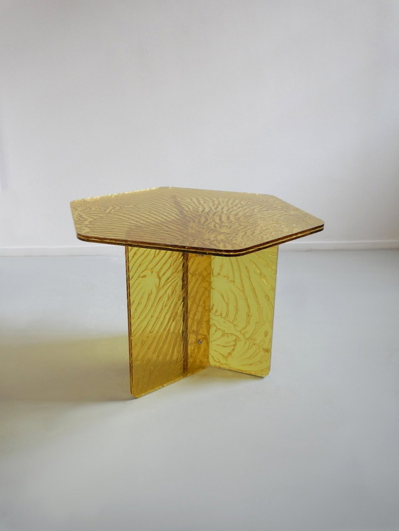 Image 1 of Roberto Giacomucci Table d'appoint en acrylique jaune hexagonale