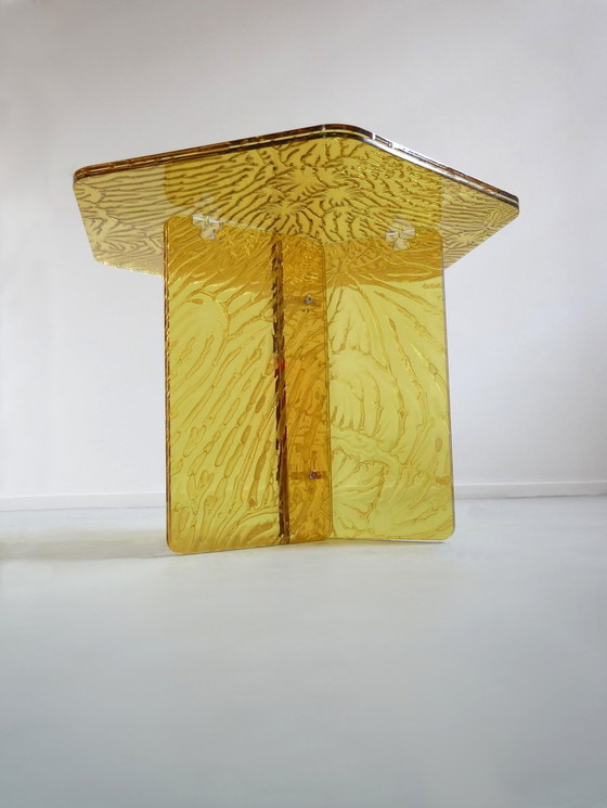 Image 1 of Roberto Giacomucci Table d'appoint en acrylique jaune hexagonale