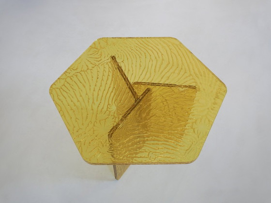 Image 1 of Roberto Giacomucci Table d'appoint en acrylique jaune hexagonale