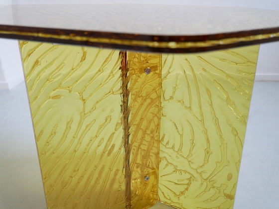 Image 1 of Roberto Giacomucci Table d'appoint en acrylique jaune hexagonale