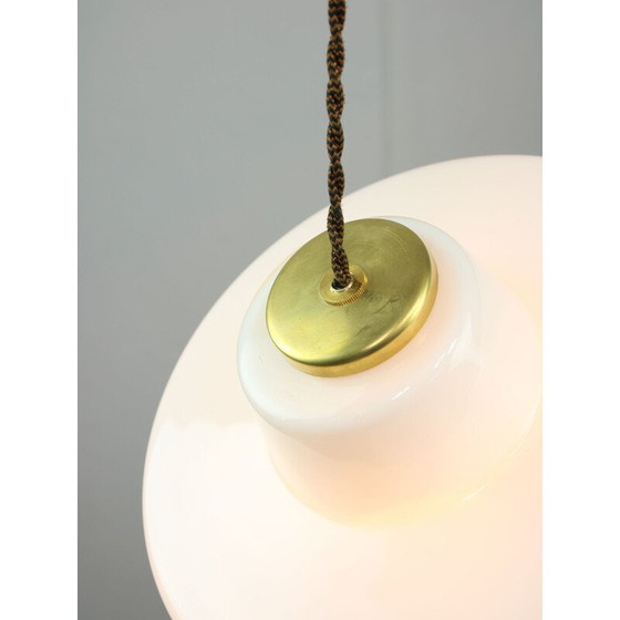 Image 1 of Lampe suspendue vintage en laiton et verre blanc, 1960