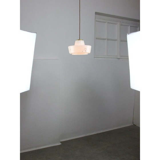 Image 1 of Lampe suspendue vintage en laiton et verre blanc, 1960