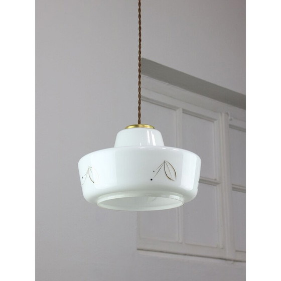 Image 1 of Lampe suspendue vintage en laiton et verre blanc, 1960