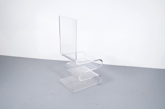 Image 1 of Imposante chaise en plexiglas des années 70