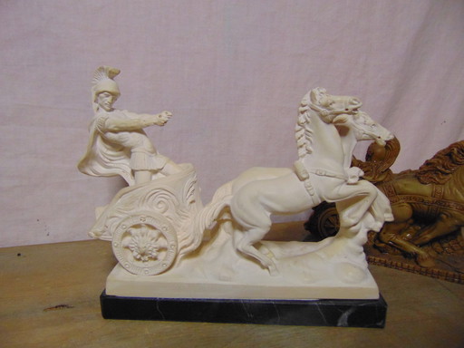 Deux statues de Satini (meneur de chevaux romain)