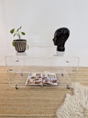 Table basse vintage de l'ère spatiale / Meuble en plexiglas 70S