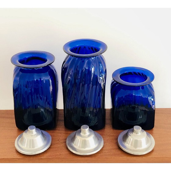 Image 1 of Lot de 3 pots d'apothicaire en verre soufflé bleu cobalt avec couvercles, Italie