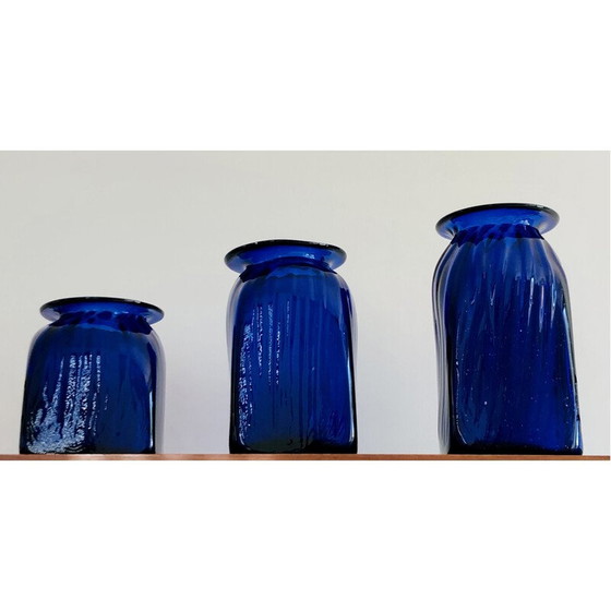 Image 1 of Lot de 3 pots d'apothicaire en verre soufflé bleu cobalt avec couvercles, Italie