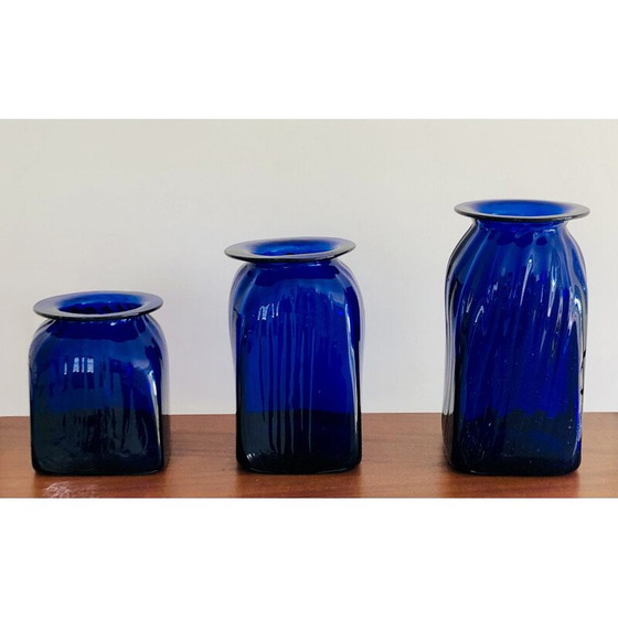 Image 1 of Lot de 3 pots d'apothicaire en verre soufflé bleu cobalt avec couvercles, Italie