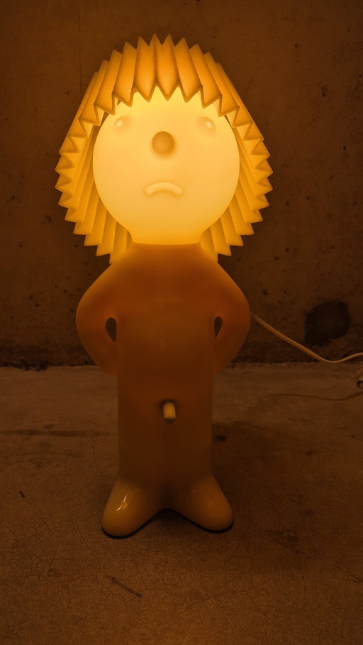 P. Un seul homme, une seule lampe