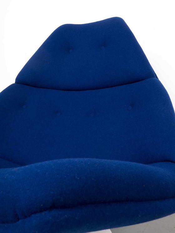 Image 1 of Nouveau Fauteuil pivotant Artifort bleu tapissé F590 - Geoffrey D. Harcourt