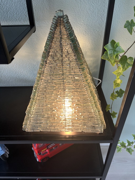 Lampe pyramidale en verre faite à la main