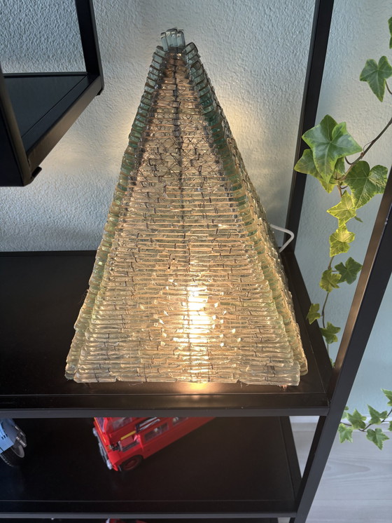 Image 1 of Lampe pyramidale en verre faite à la main