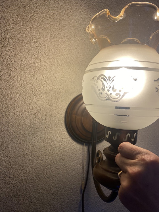Image 1 of Lampe murale vintage en bois et laiton