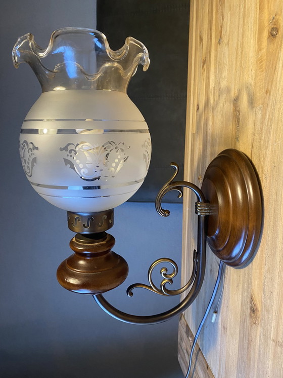Image 1 of Lampe murale vintage en bois et laiton