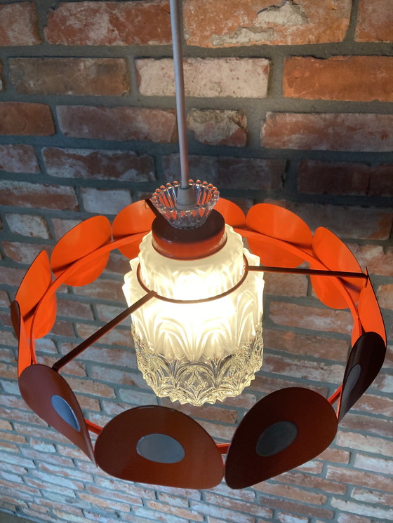 Image 1 of Lampe suspendue de l'ère spatiale avec abat-jour en verre et anneau orange