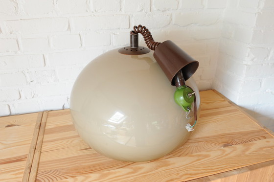 Image 1 of Lampe pendante 70S vintage en plexiglas brun/beige avec tirette