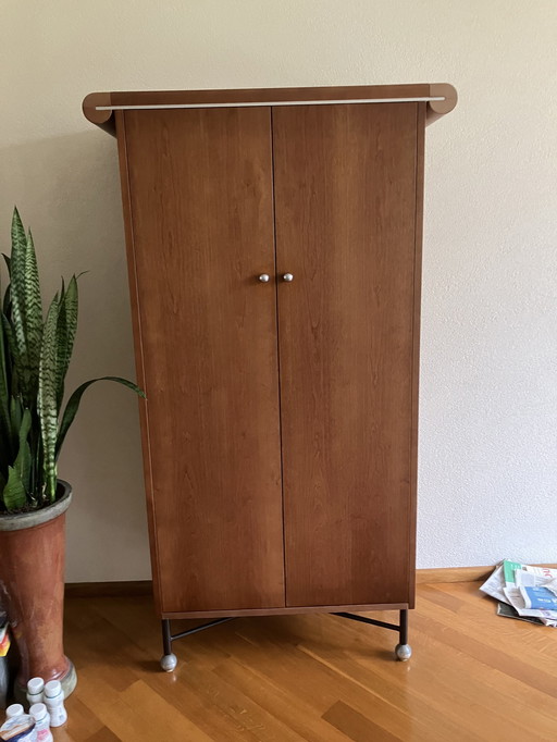 Armoire à deux portes en merisier