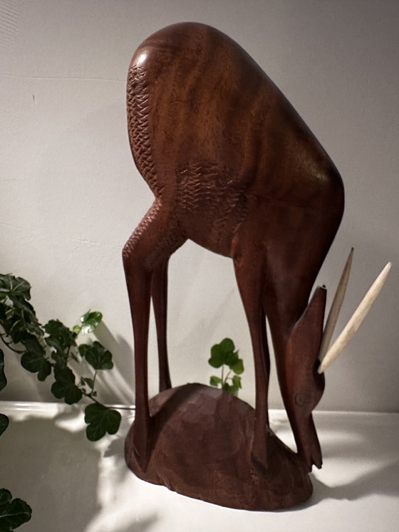 Image 1 of Décoration vintage sculptée en bois cerf