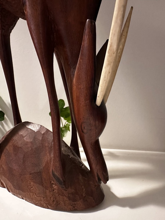 Image 1 of Décoration vintage sculptée en bois cerf