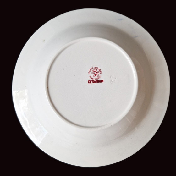 Image 1 of 6 assiettes creuses rouge géranium de la Société Céramique