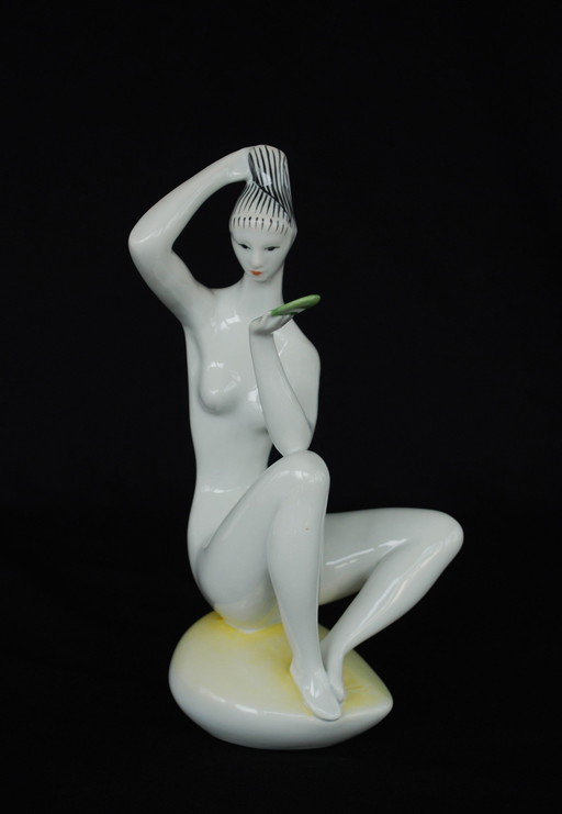 Statue de femme de Jenő Hanzély. Porcelaine de style Art-Déco