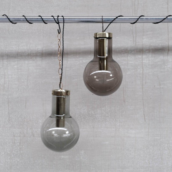 Image 1 of Lampes suspendues en verre fumé et laiton du milieu du siècle par Raak, Hollande, années 1980