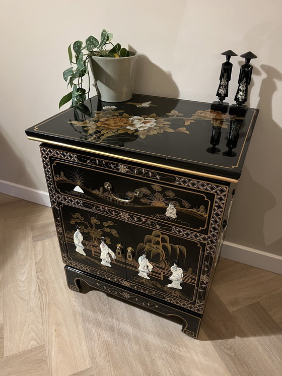 Image 1 of Cabinet chinois