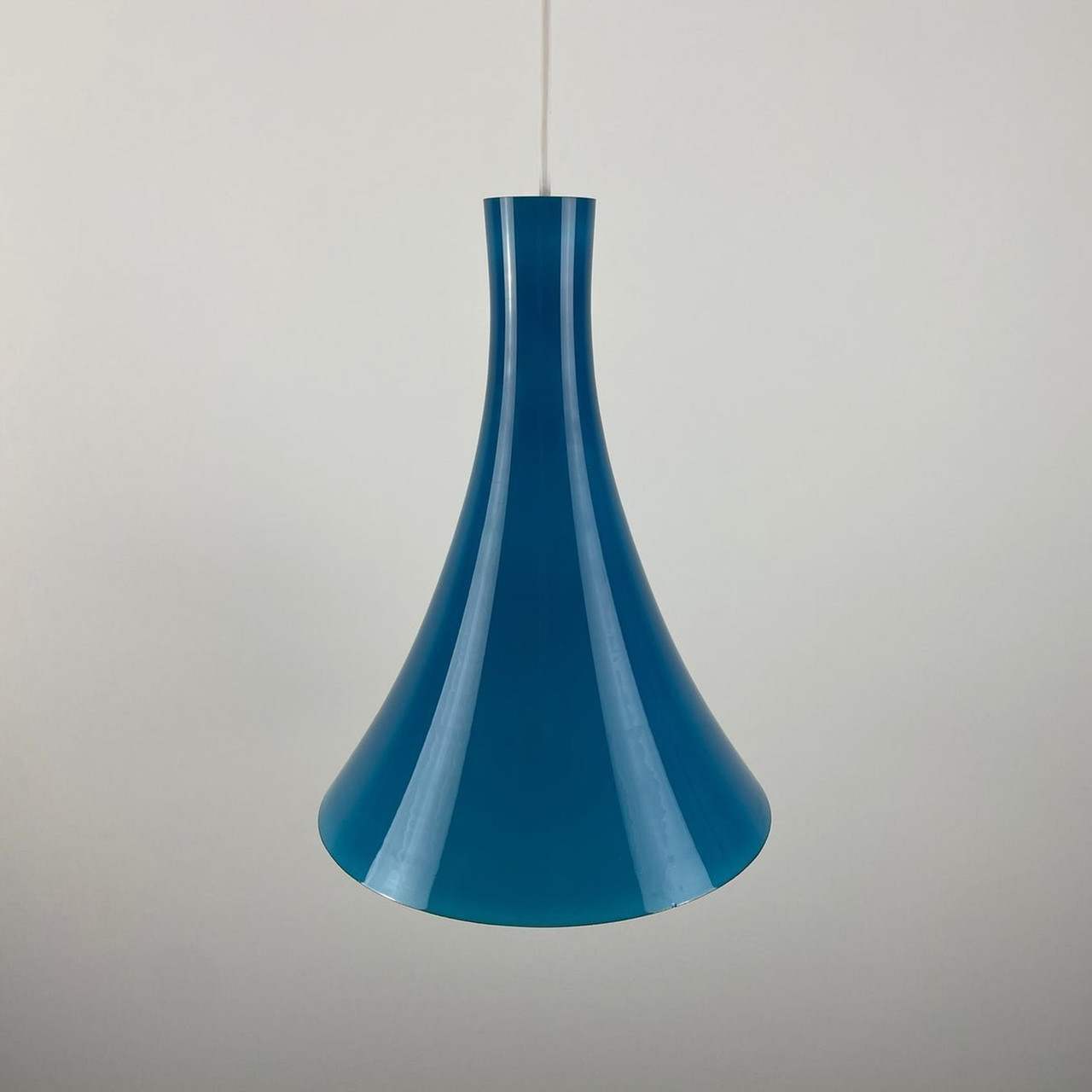 Rare lampe suspendue en verre bleu Tokyo par Wilhelm Braun-Feldweg pour Peill & Putzler 1960