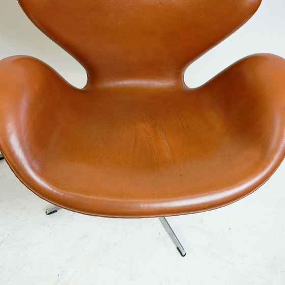 Image 1 of Chaise de cygne en cuir marron vintage par Arne jacobsen pour Fritz Hansen 1958s