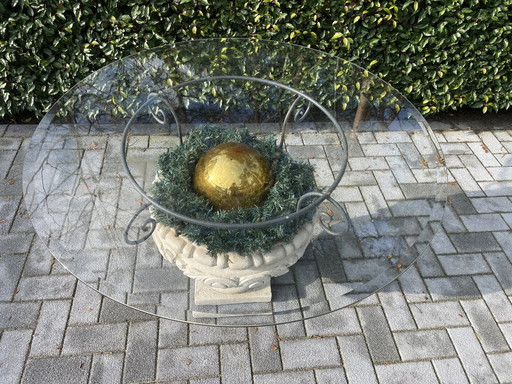 Table de jardin en béton avec verre rond