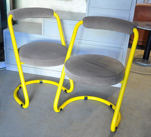 2 chaises en métal jaune