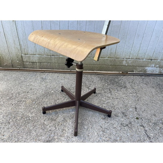 Image 1 of Chaise E pivotante industrielle vintage en bois et métal, 1950