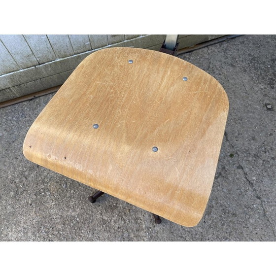 Image 1 of Chaise E pivotante industrielle vintage en bois et métal, 1950