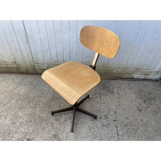 Image 1 of Chaise E pivotante industrielle vintage en bois et métal, 1950